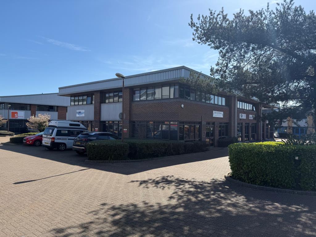 Lot: 49 - FREEHOLD BUSINESS CENTRE - External view of business unit